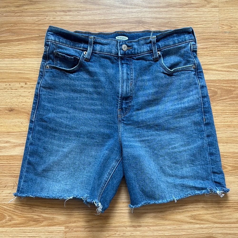 Old Navy 7” Denim Shorts - size 10